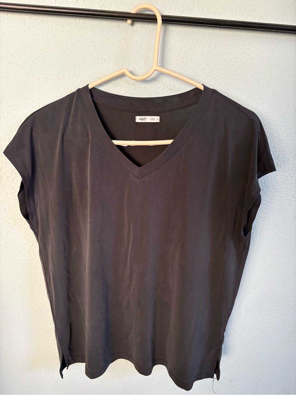 eddie bauer V-Neck Short Sleeve Top in Charcoal Black